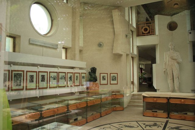 Muzeul__Mihai_Eminescu__din_Parcul_Copou,_Iaşi_(interior)_(2).jpg