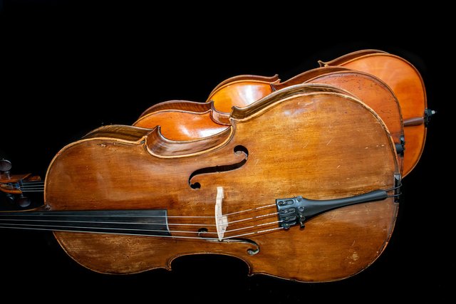 cellos-4481106_1920.jpg