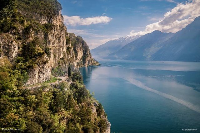 Panorama-of-Lake-Garda-or-Lago-di-Garda-in-Italy.jpg