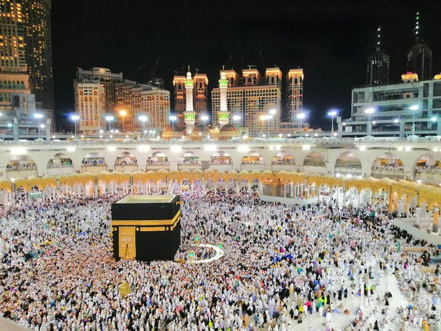 free-photo-of-crowd-of-worshippers-at-grand-mosque-in-mecca-at-night.jpeg