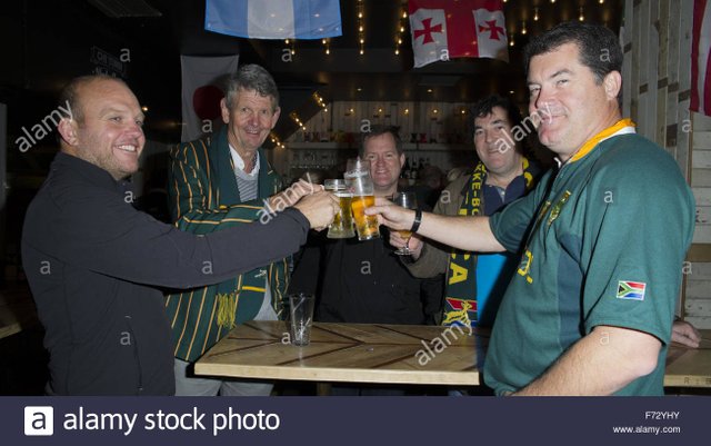 the-south-african-rugby-team-who-won-the-world-cup-in-1995-arrive-F72YHY.jpg