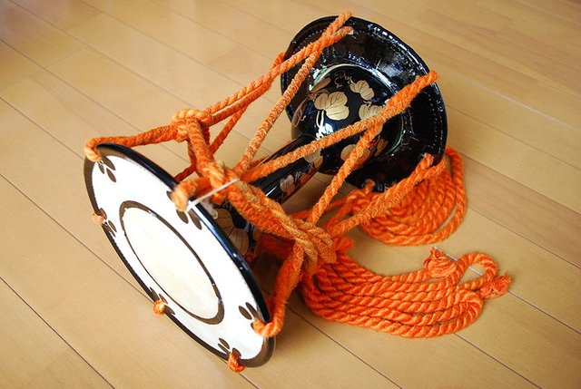 800px-Japanese_small_hand_drum,kotsudumi,katori-city,japan.jpg