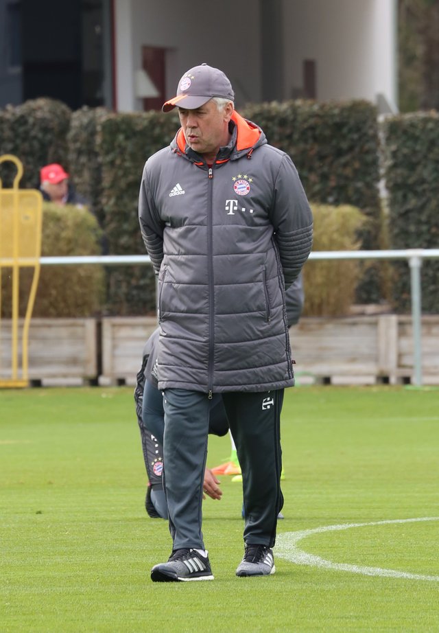 Carlo_Ancelotti_Training_2017-03_FC_Bayern_Muenchen-1.jpg