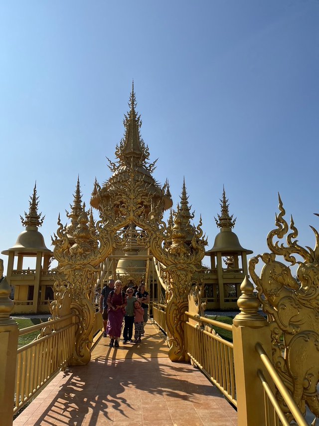 Wat Rong Khun10.jpg