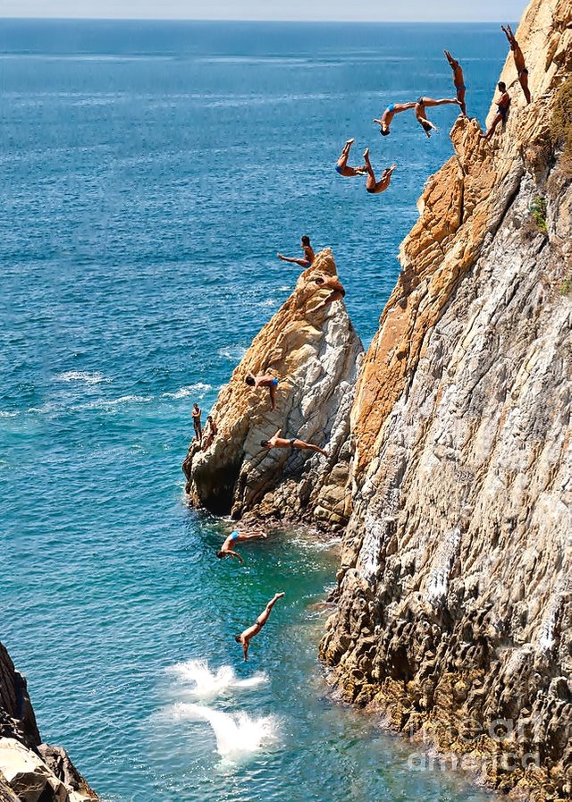 1-famous-cliff-diver-of-acapulco-mexico-anthony-totah.jpg