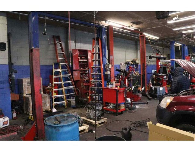 Auto-shop-at-car-repair-program-at-automotive-tech-institute (1).jpg
