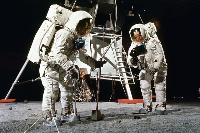 hombres en la luna.jpg