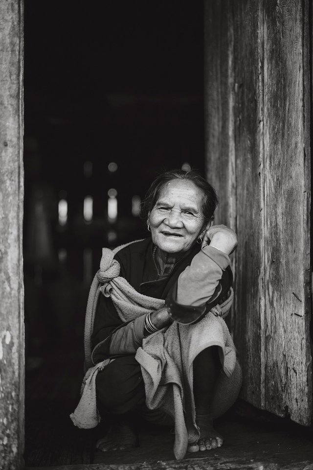 old-woman-6276484_1280.jpg