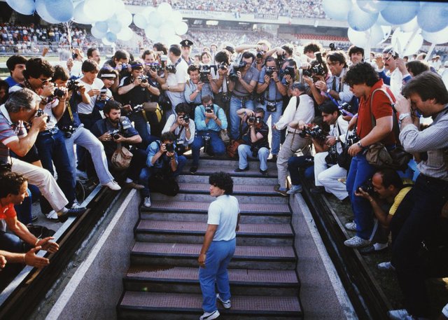 Maradona_al_San_Paolo_-_Napoli,_5_luglio_1984.jpg