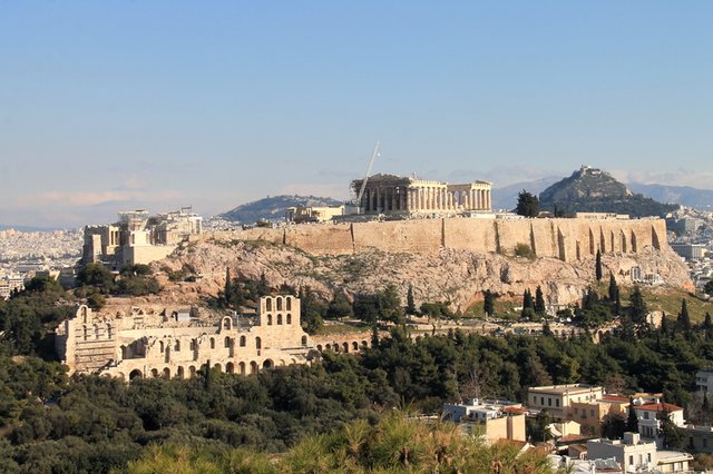 widok-na-Akropol-ze-wzgorza-Filopapposa-w-Atenach.jpg