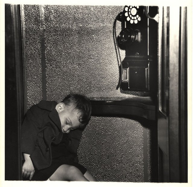 Spit_v_telefonnoi_budke_New_York_1945_Weegee.jpg