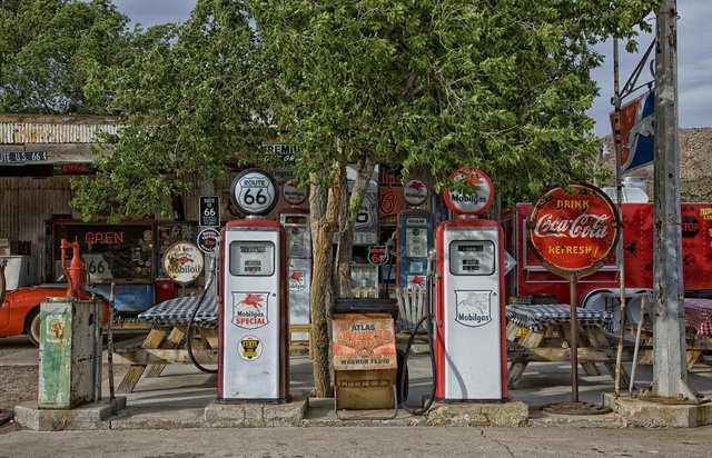 vintage-gas-station-392743_1280.jpg