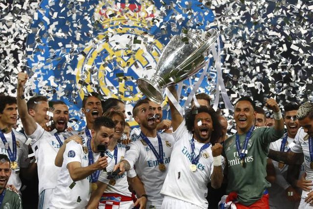 203211722-real-madrid-players-celebrate-with-the-trophy-after-winning-the-champions-league-final-soc.jpg