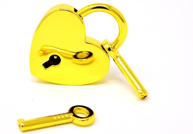 key-to-the-heart-3404070_1280.jpg