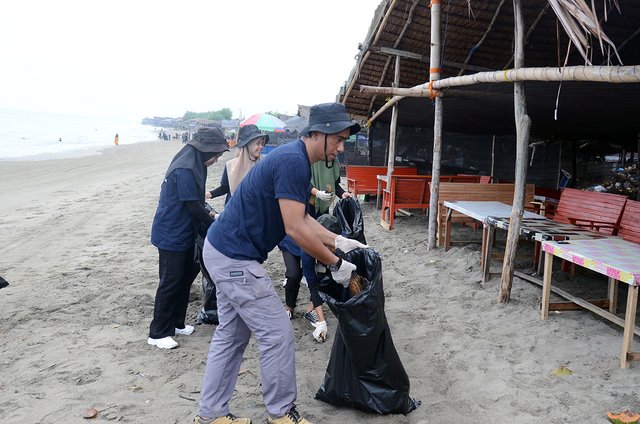 Bersih Pantai_04.jpg