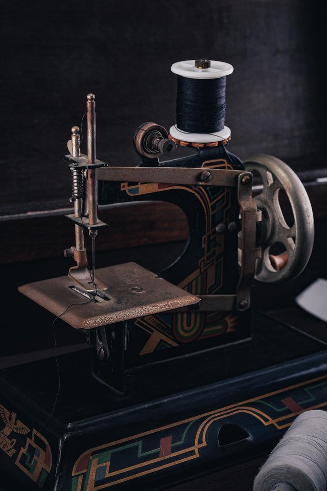 sewing-machine_shopysquares.jpg