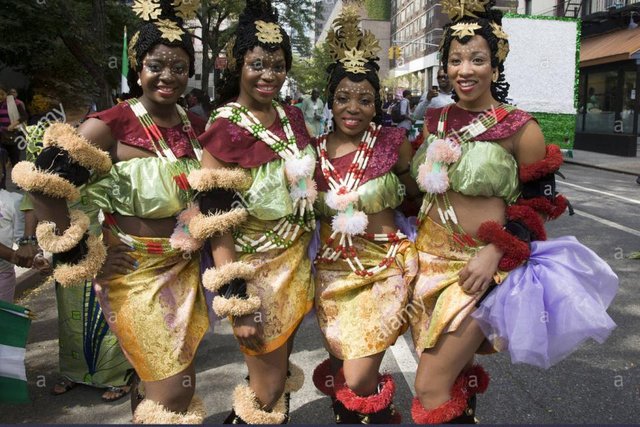 dance-group-in-cultural-outfits-from-the-akwa-ibom-state-of-nigeria-CXX29W.jpg