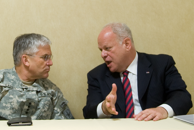 Dr._Martin_Seligman_i_gen._George_W._Casey_Jr.png