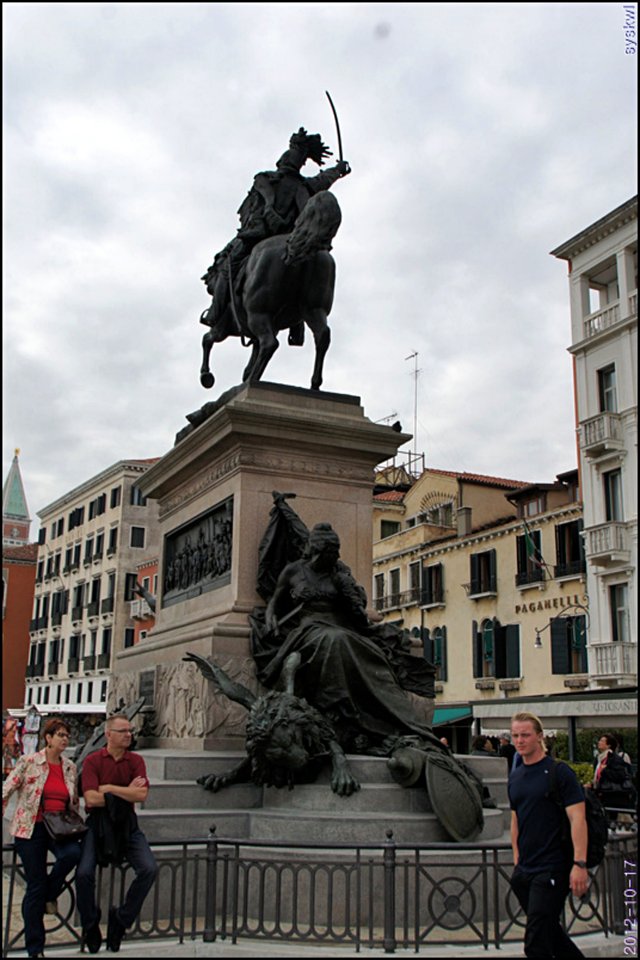 b-EU121017-221906.jpg