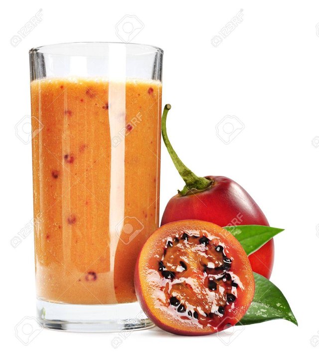 17005669-tamarillo-zumo-de-cristal-con-frutas-frescas-de-tomate-de-árbol-aislado-en-el-fondo-blanco.jpg