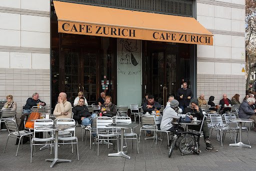 the-popular-cafe-zurich-at-placa-de-catalunya-barcelona-spain-AN4JCA.jpg