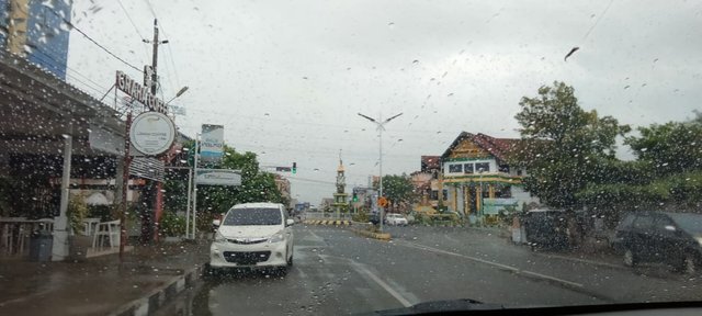 suasana gerimis luar caffe.jpeg