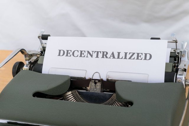 free-photo-of-a-typewriter-with-a-paper-that-says-decentralized.jpeg