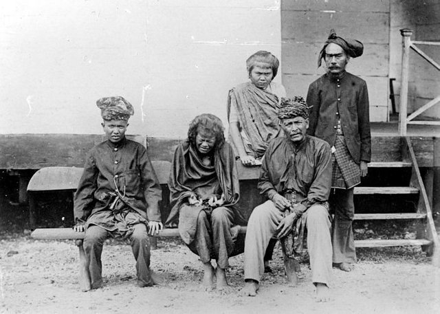 7. COLLECTIE_TROPENMUSEUM_Groepsportret_met_Cut_Nyak_Dhien_de_vrouw_van_Teuku_Umar_na_haar_gevangenneming_TMnr_10018822.jpg
