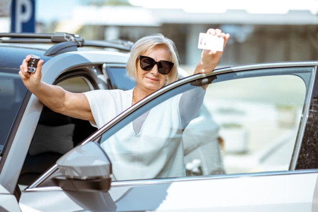 portrait-of-a-senior-woman-near-the-car-2021-10-07-04-30-52-utc-1536x1025-1-1024x683-1.jpg