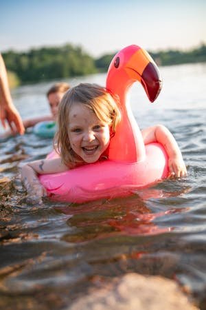 free-photo-of-girl-swimming-with-inflatable-toy.jpeg