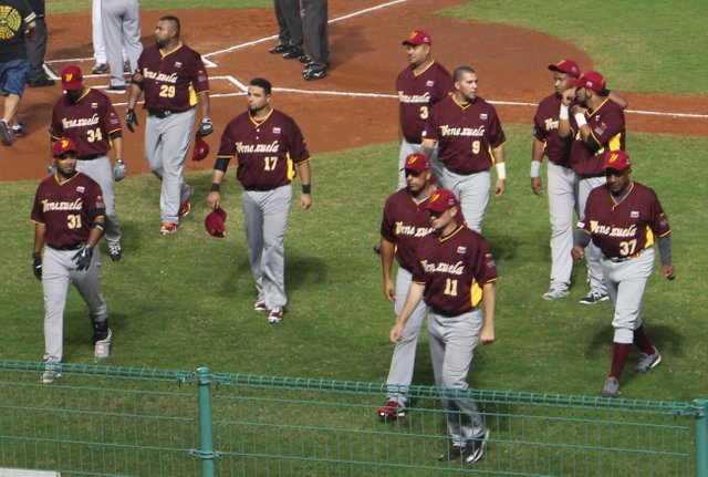 Venezuela_national_baseball_team_on_November_7,_2015.jpg