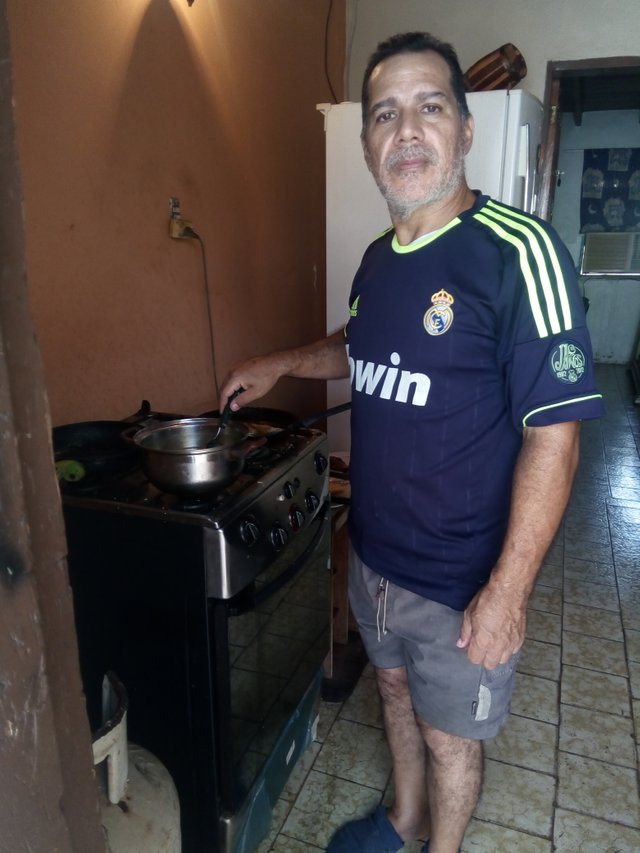 pedro preparando el almuerzo.jpg