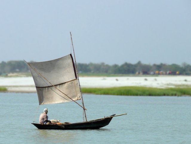 Boat_Sailing_up_Padma_River_Bangladesh.jpg