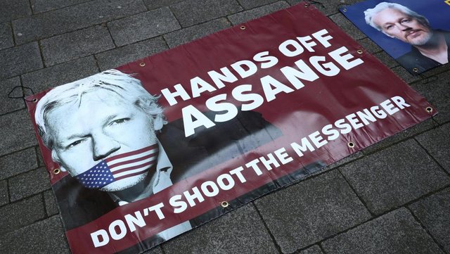 2019-04-11t125643z_392629858_rc1d792a5850_rtrmadp_3_ecuador-assange_0.jpg