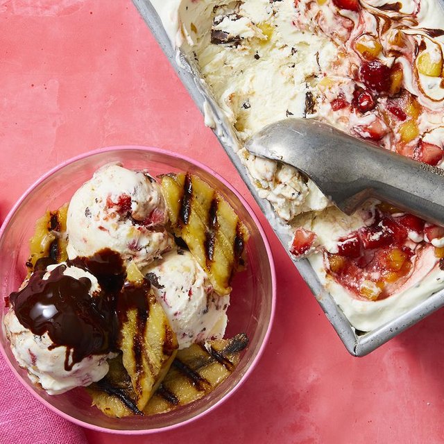 no-churn-banana-split-ice-cream-recipe-1558033143.jpg