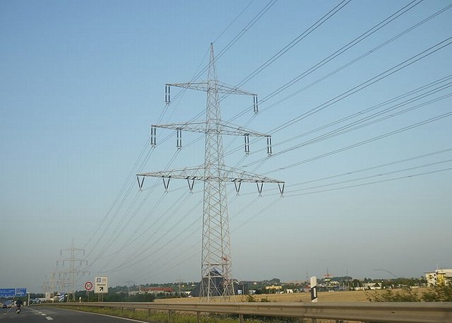 800px-Electric_power_transmission_line1.jpg