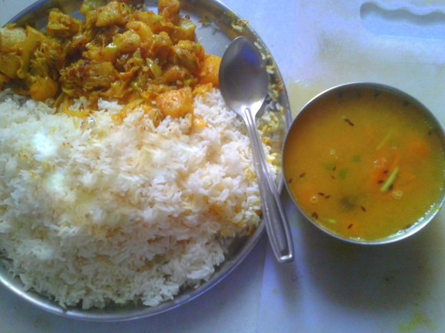 Rice_and_Daal_with_Allo-Pyaaz_Ki_Sabzi.jpg