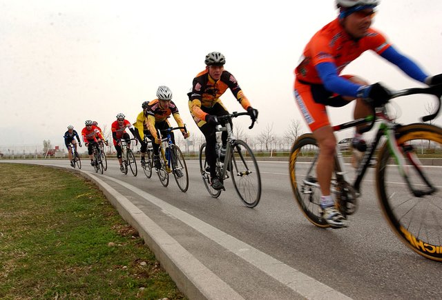 Military_cyclists_in_pace_line.jpg