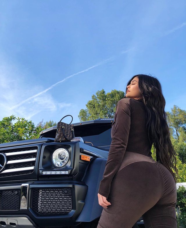 Kylie on Instagram_ _hump day__BhcP0r8g7O0(JPG).jpg