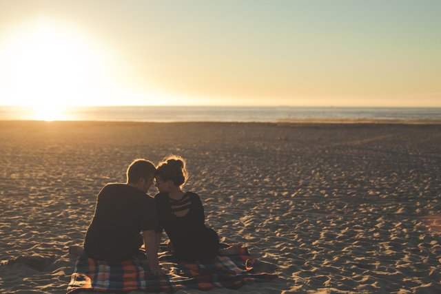 beach-couple-date-58572.jpg