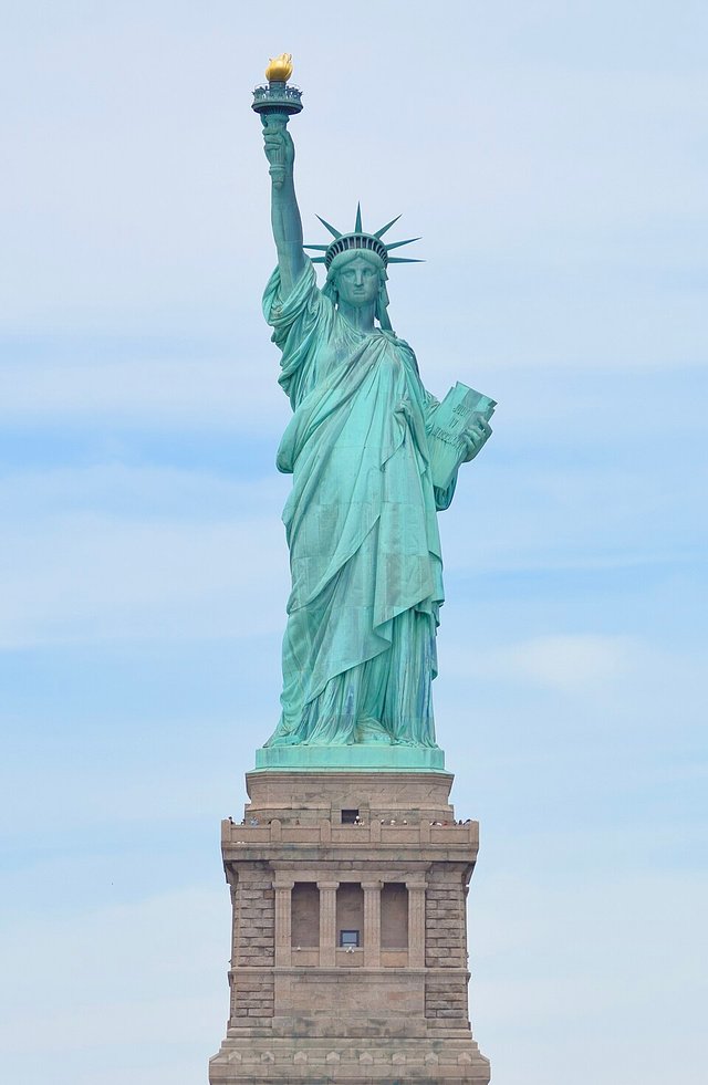 Front_view_of_Statue_of_Liberty_(cropped).jpg