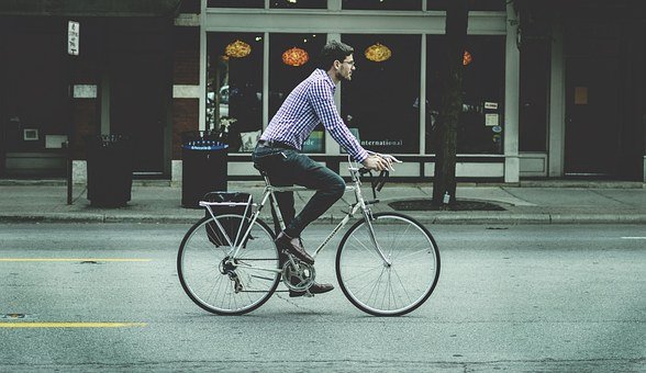 hombre en bicicleta pixabay.jpg