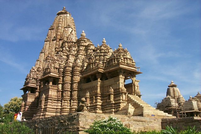 Temple_at_Khajuraho,_Madhya_Pradesh,_India.jpg