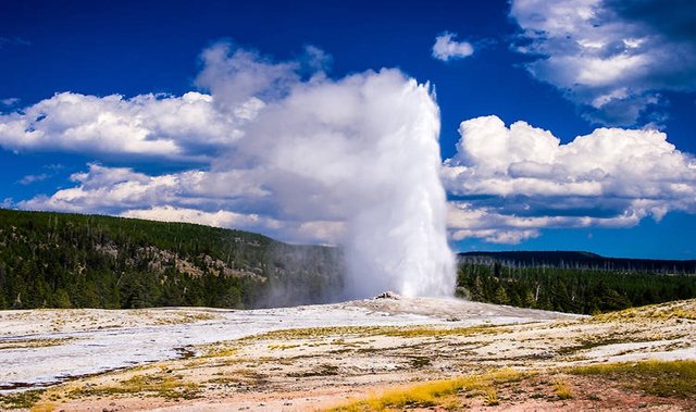 Discover the Magic of Old Faithful A Spectacular Travel Experience in Yellowstone Park, Wyoming.jpg