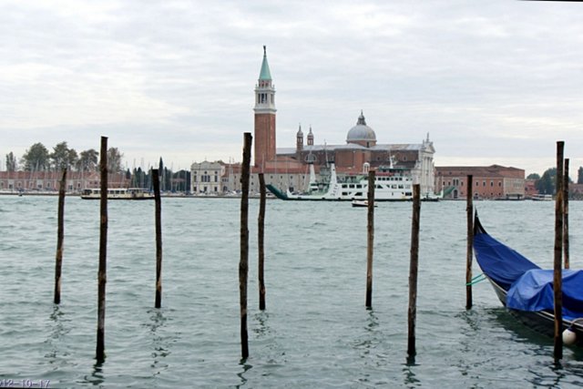 b-EU121017-222027.jpg