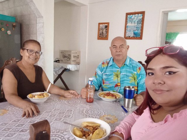 almorzando con mi hija y su madre.jpg