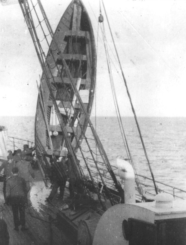 Lifeboat12oncarpathia.jpg