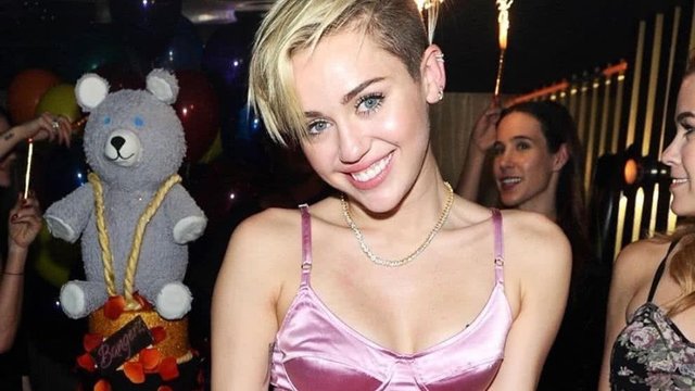 miley-cyrus-declaraciones-sobre-ser-gay-arremete-contra-liam-hemsworth-.jpg