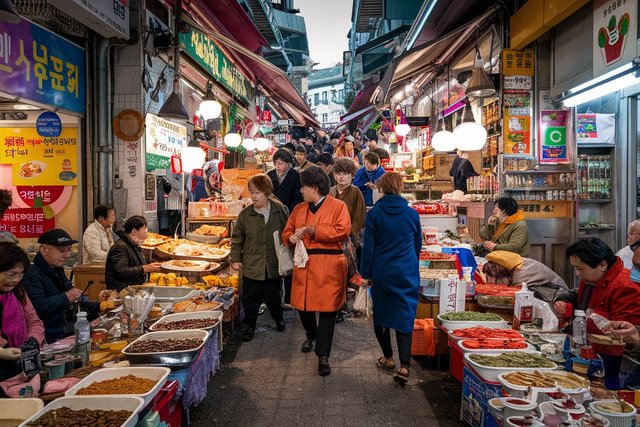 a-bustling-vibrant-scene-at-the-gwangjang-market-i-khoRTD3YRkurKffehd_N6A-gdazDmxHRoSLxCFIQ4ZF0A.jpeg