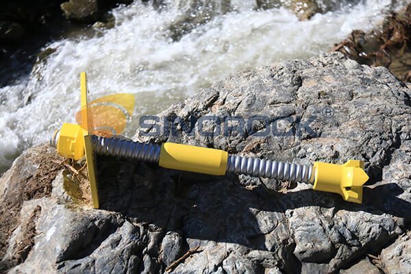 self drilling hollow grouting rock bolt.jpg